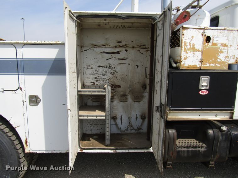 image for item DE2406 1996 International 4900 service truck with crane