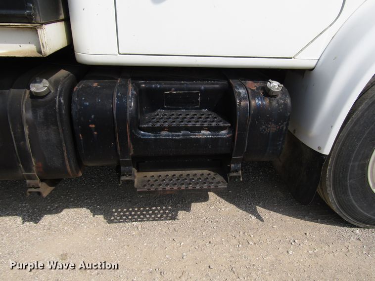 image for item DE2406 1996 International 4900 service truck with crane