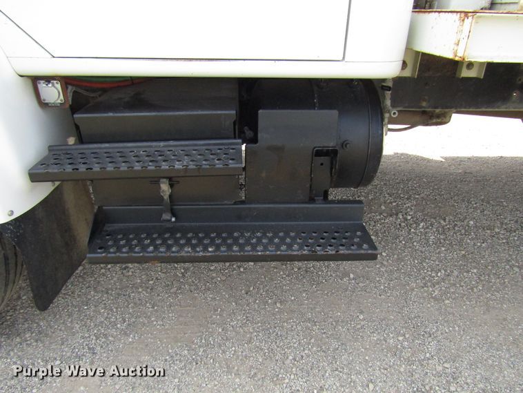 image for item DE2406 1996 International 4900 service truck with crane