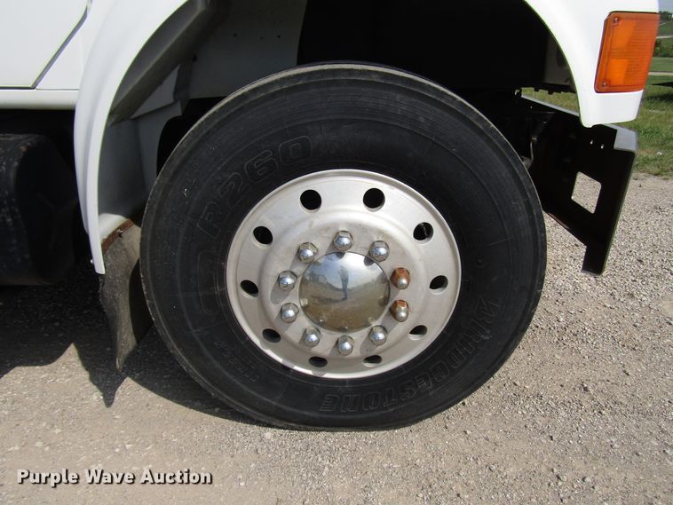 image for item DE2406 1996 International 4900 service truck with crane