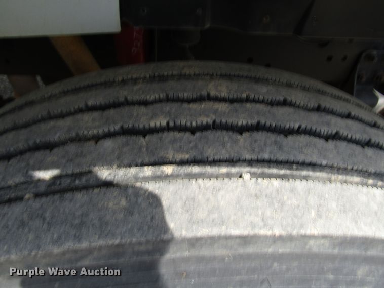 image for item DE2406 1996 International 4900 service truck with crane