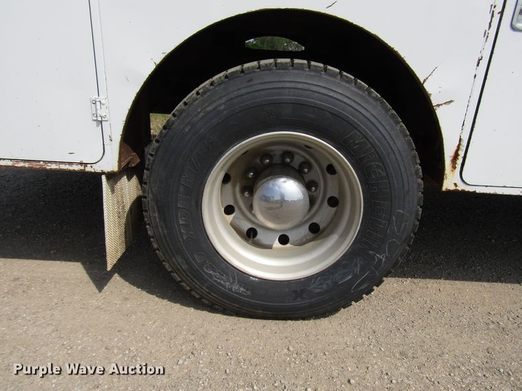 image for item DE2406 1996 International 4900 service truck with crane