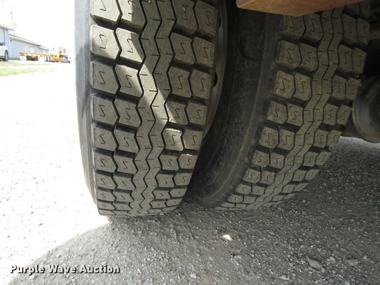 image for item DE2406 1996 International 4900 service truck with crane