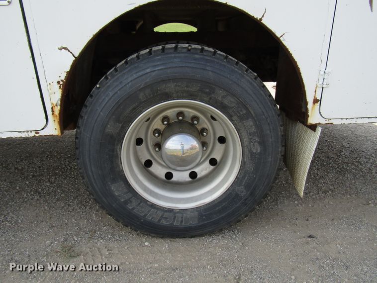 image for item DE2406 1996 International 4900 service truck with crane