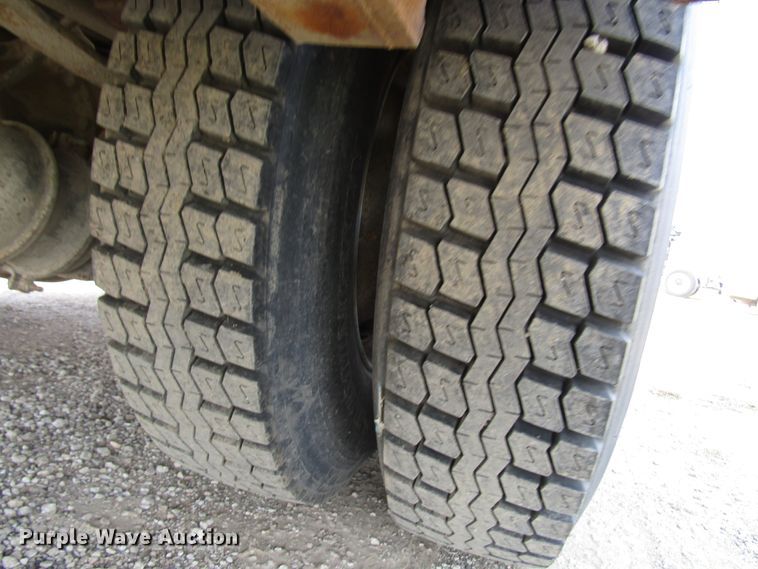 image for item DE2406 1996 International 4900 service truck with crane