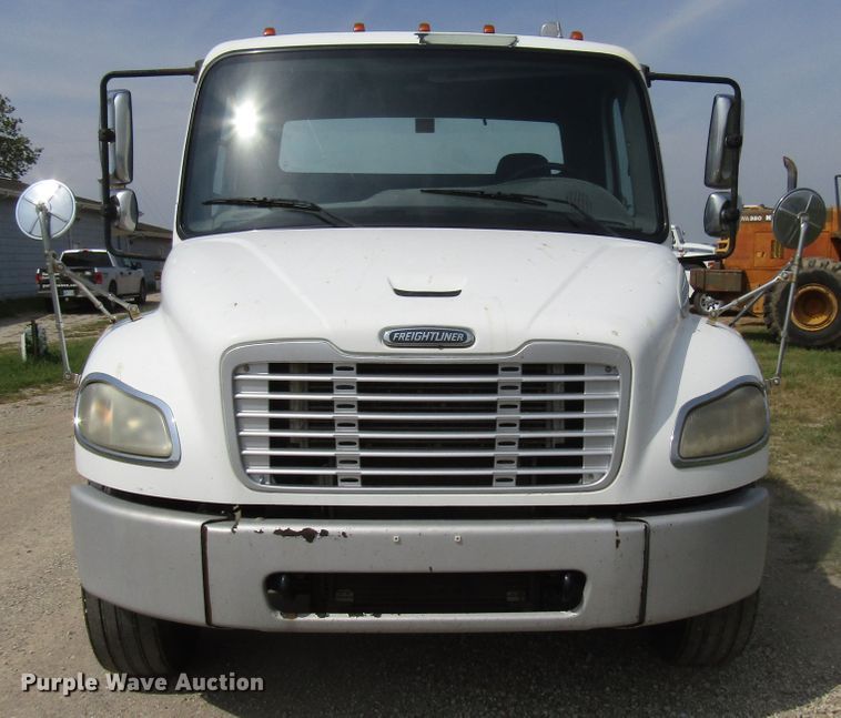 image for item DE2407 2007 Freightliner Business Class M2 truck cab and chassis