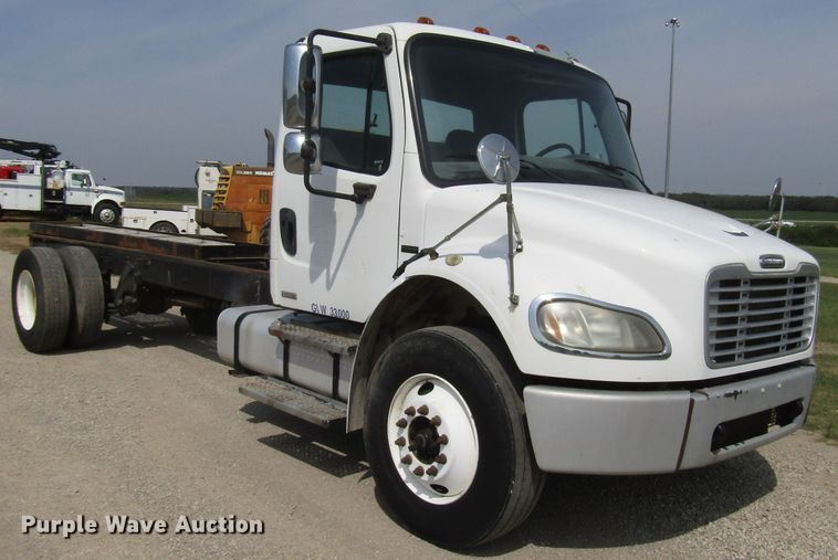 image for item DE2407 2007 Freightliner Business Class M2 truck cab and chassis
