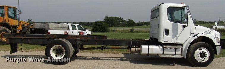 image for item DE2407 2007 Freightliner Business Class M2 truck cab and chassis