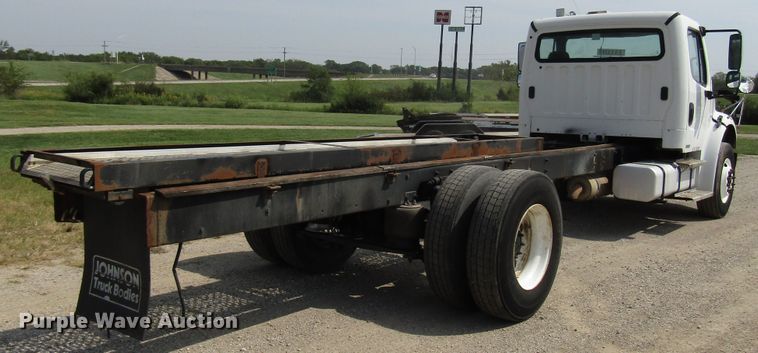 image for item DE2407 2007 Freightliner Business Class M2 truck cab and chassis