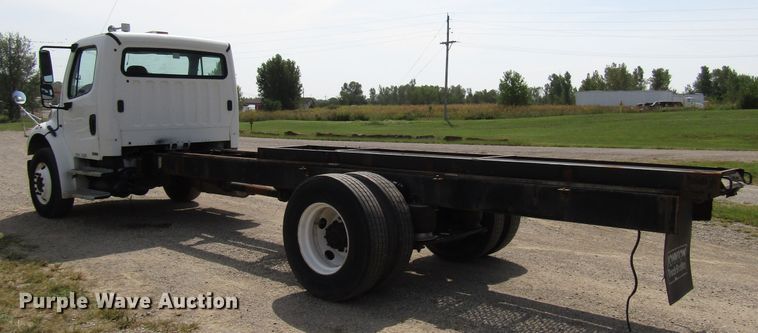 image for item DE2407 2007 Freightliner Business Class M2 truck cab and chassis