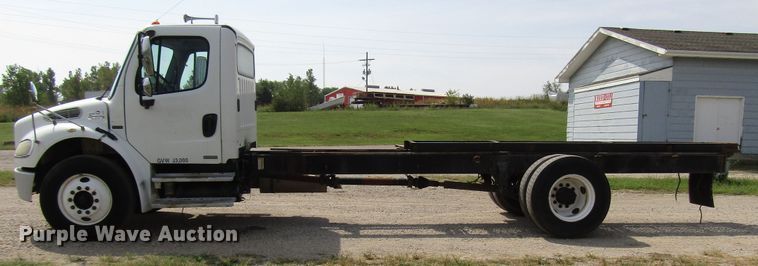 image for item DE2407 2007 Freightliner Business Class M2 truck cab and chassis