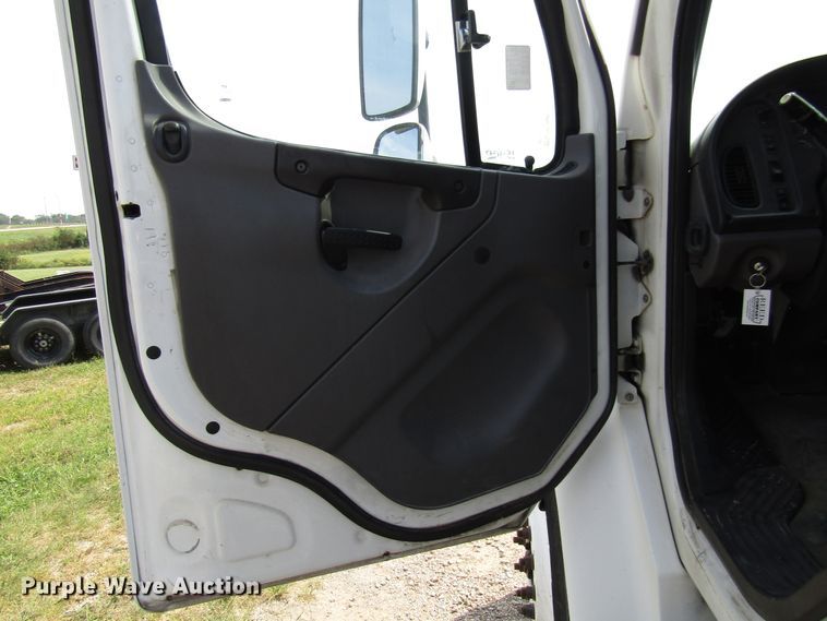 image for item DE2407 2007 Freightliner Business Class M2 truck cab and chassis