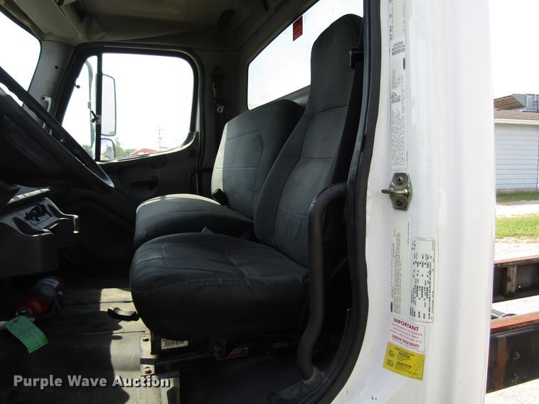 image for item DE2407 2007 Freightliner Business Class M2 truck cab and chassis