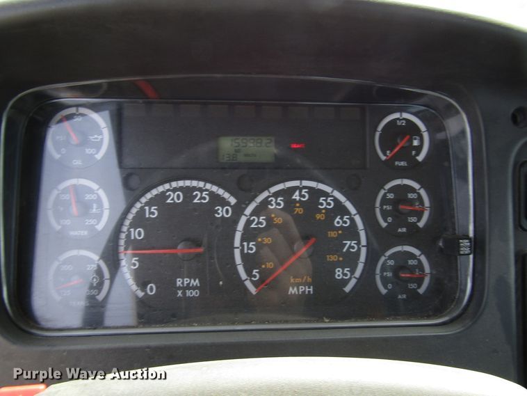 image for item DE2407 2007 Freightliner Business Class M2 truck cab and chassis