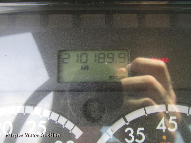 image for item DE2407 2007 Freightliner Business Class M2 truck cab and chassis