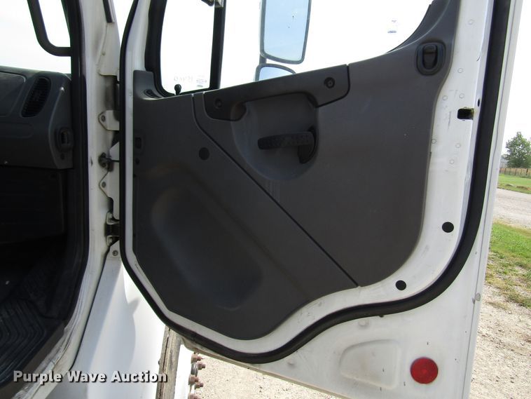 image for item DE2407 2007 Freightliner Business Class M2 truck cab and chassis