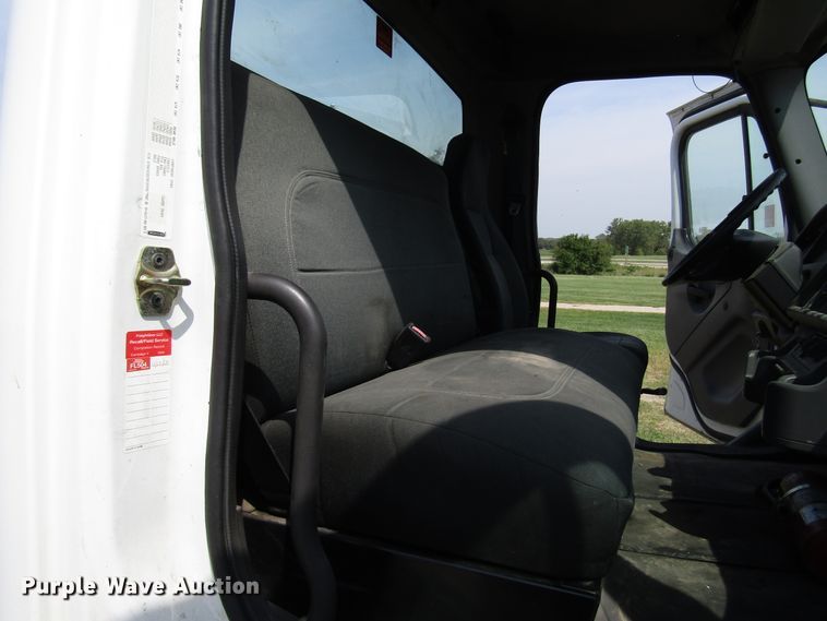 image for item DE2407 2007 Freightliner Business Class M2 truck cab and chassis