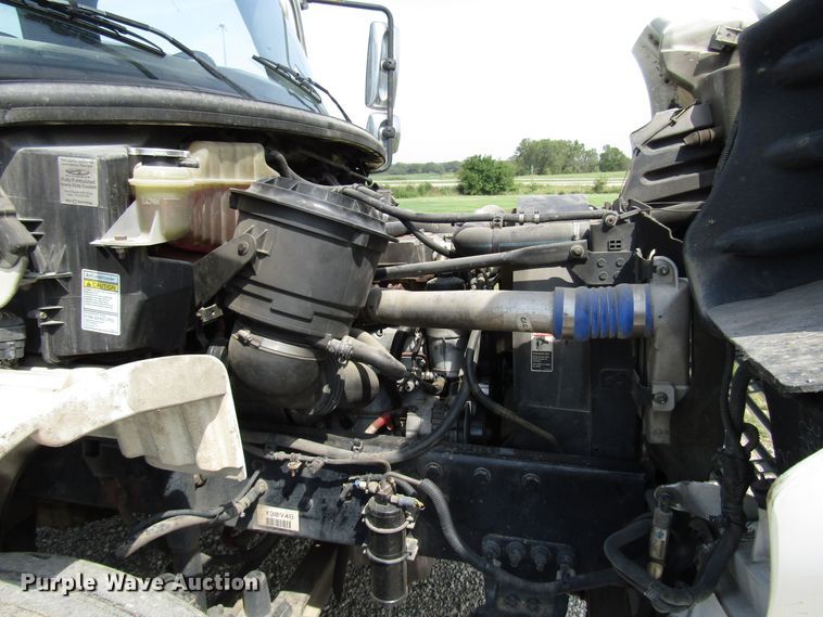 image for item DE2407 2007 Freightliner Business Class M2 truck cab and chassis