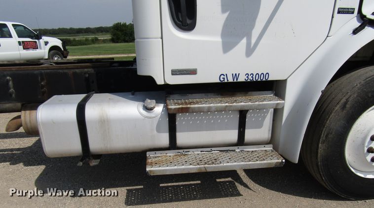 image for item DE2407 2007 Freightliner Business Class M2 truck cab and chassis