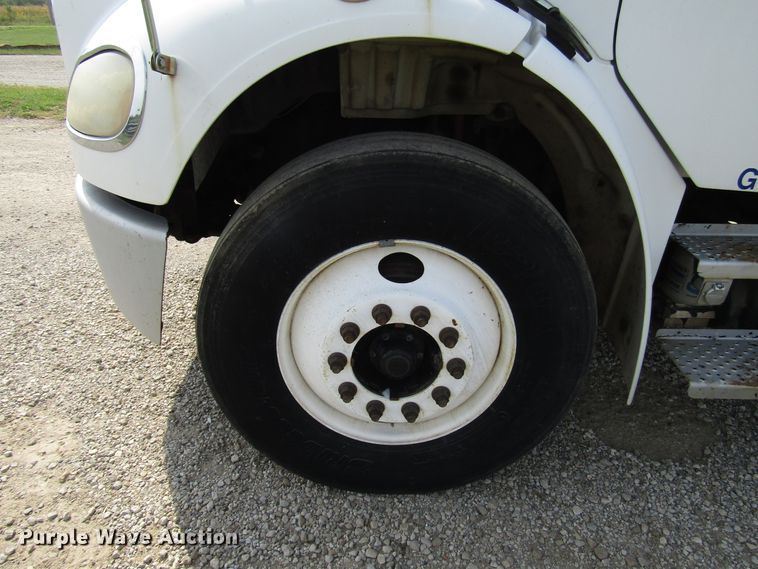 image for item DE2407 2007 Freightliner Business Class M2 truck cab and chassis