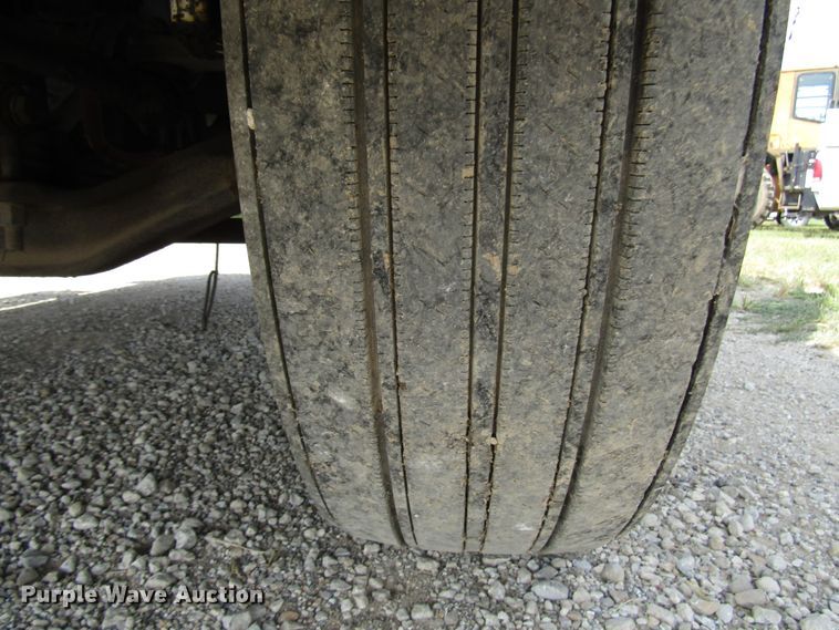 image for item DE2407 2007 Freightliner Business Class M2 truck cab and chassis