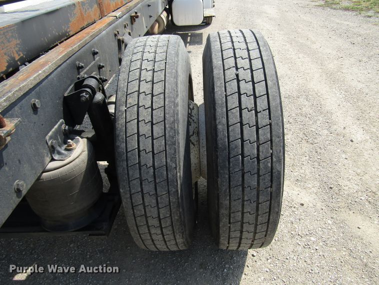 image for item DE2407 2007 Freightliner Business Class M2 truck cab and chassis