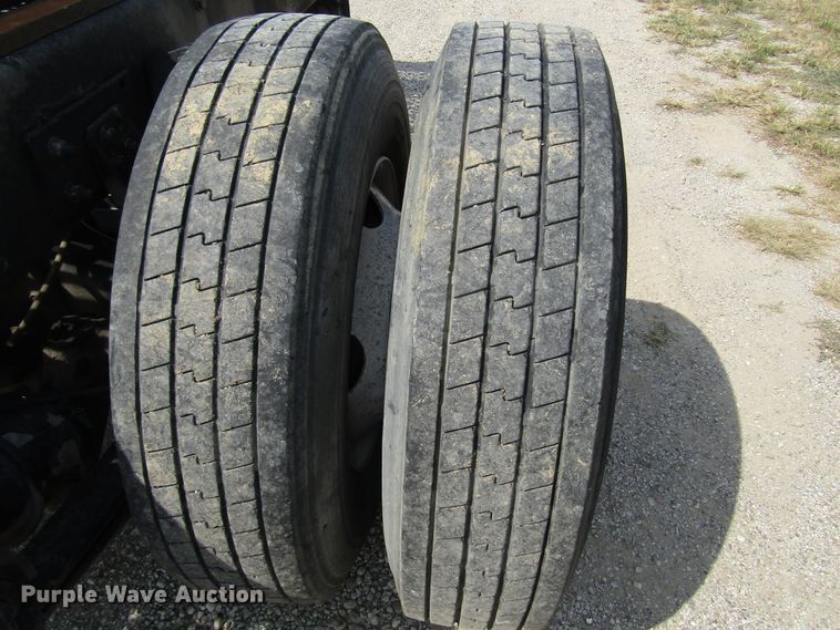 image for item DE2407 2007 Freightliner Business Class M2 truck cab and chassis