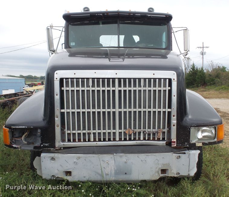 image for item DE2425 1990 International 9400 truck cab and chassis