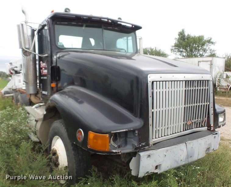 image for item DE2425 1990 International 9400 truck cab and chassis