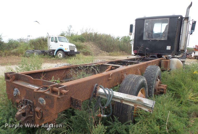 image for item DE2425 1990 International 9400 truck cab and chassis
