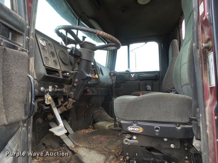 image for item DE2425 1990 International 9400 truck cab and chassis