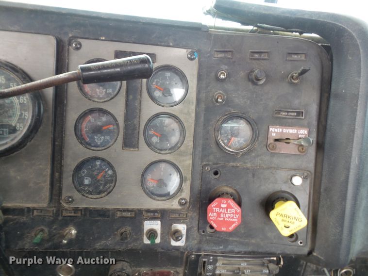 image for item DE2425 1990 International 9400 truck cab and chassis