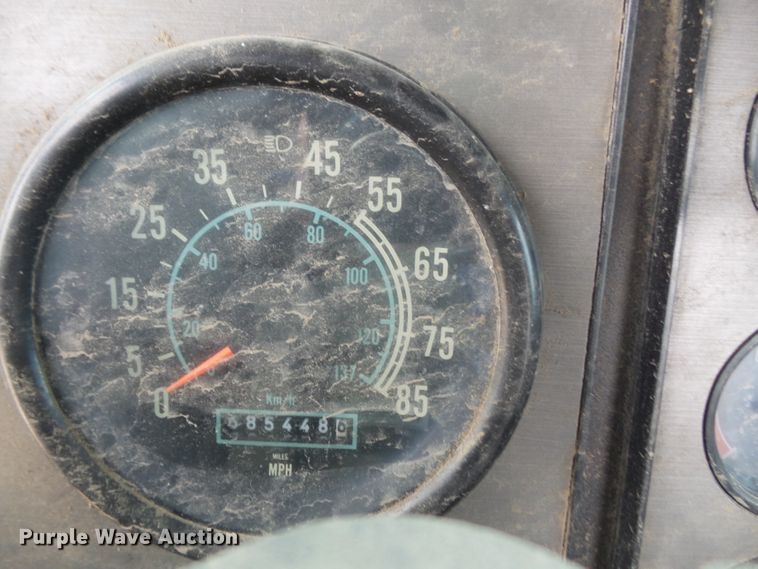 image for item DE2425 1990 International 9400 truck cab and chassis