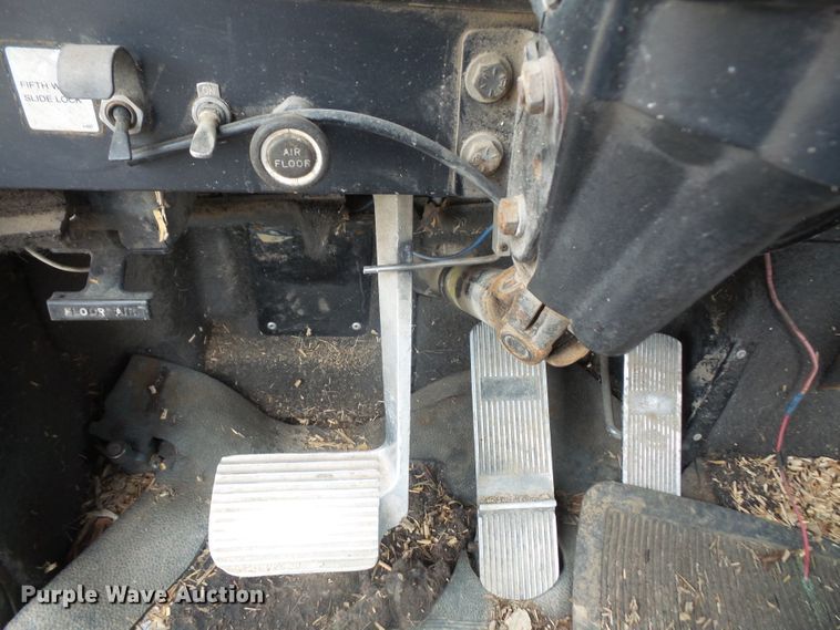 image for item DE2425 1990 International 9400 truck cab and chassis