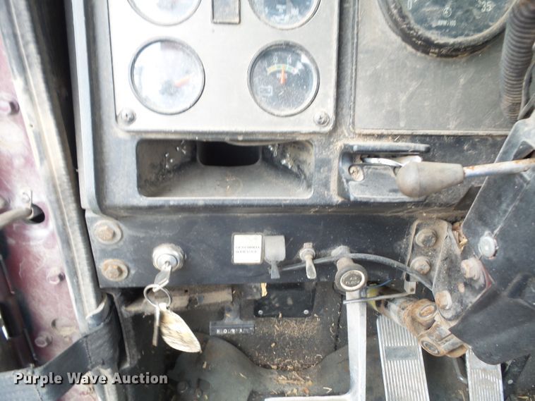 image for item DE2425 1990 International 9400 truck cab and chassis