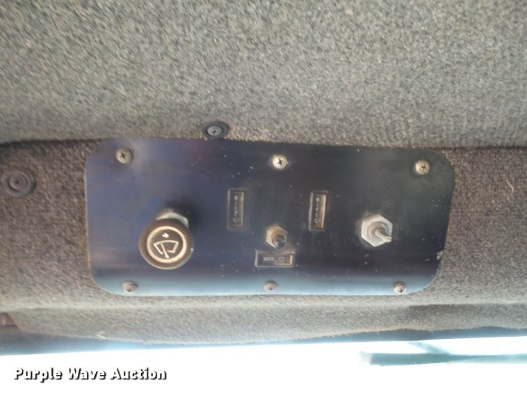 image for item DE2425 1990 International 9400 truck cab and chassis