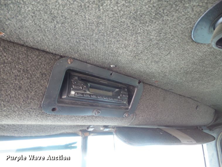 image for item DE2425 1990 International 9400 truck cab and chassis