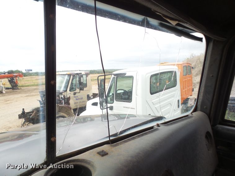 image for item DE2425 1990 International 9400 truck cab and chassis