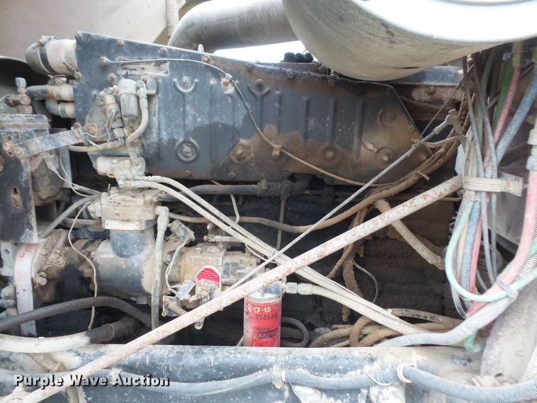 image for item DE2425 1990 International 9400 truck cab and chassis