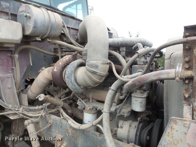 image for item DE2425 1990 International 9400 truck cab and chassis