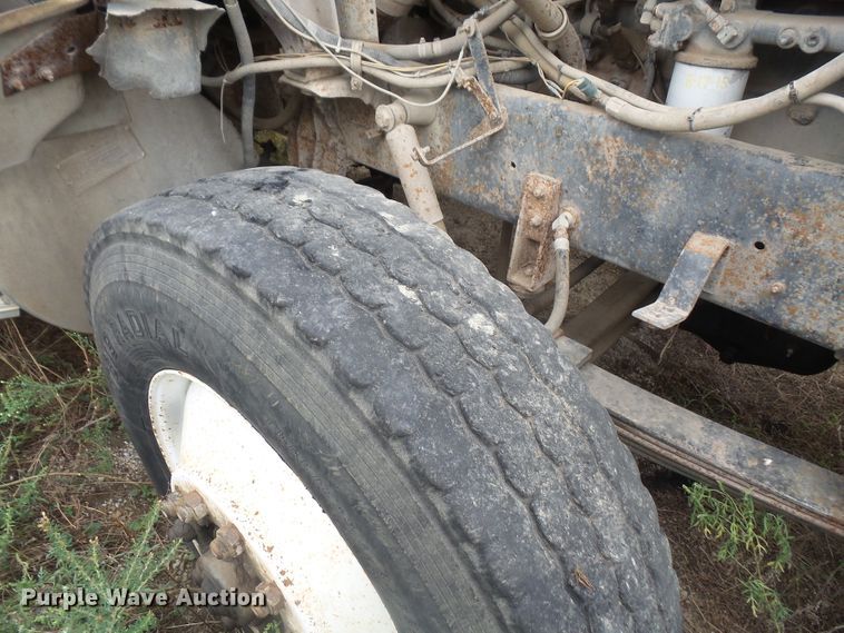 image for item DE2425 1990 International 9400 truck cab and chassis