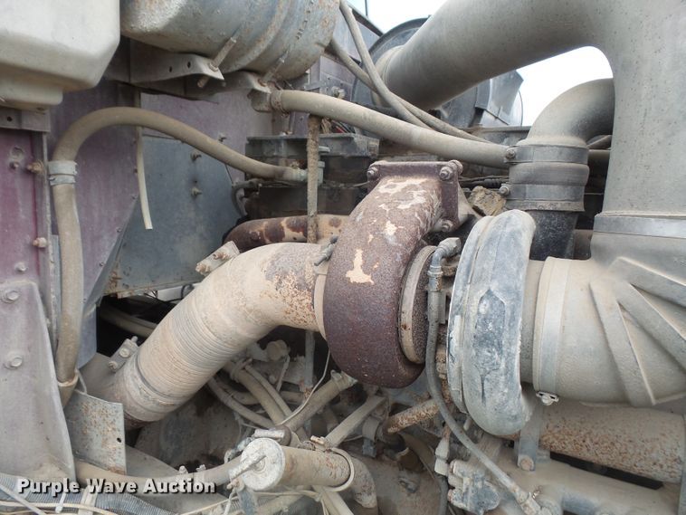 image for item DE2425 1990 International 9400 truck cab and chassis