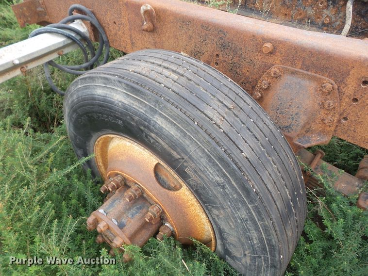 image for item DE2425 1990 International 9400 truck cab and chassis