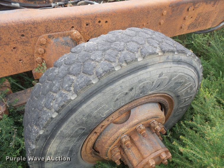 image for item DE2425 1990 International 9400 truck cab and chassis