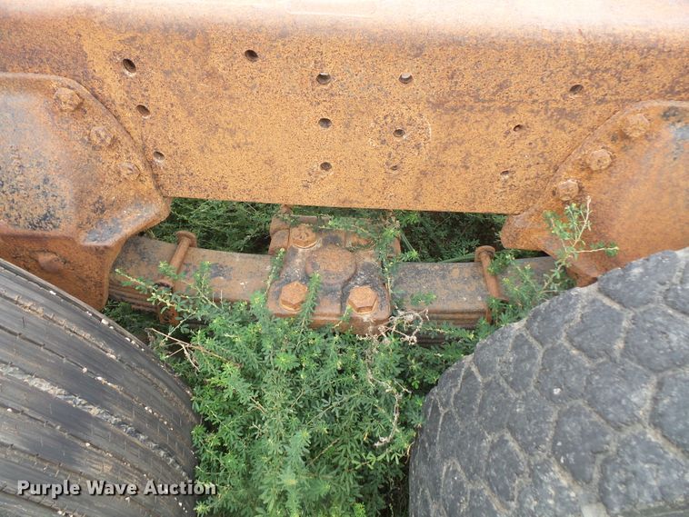 image for item DE2425 1990 International 9400 truck cab and chassis