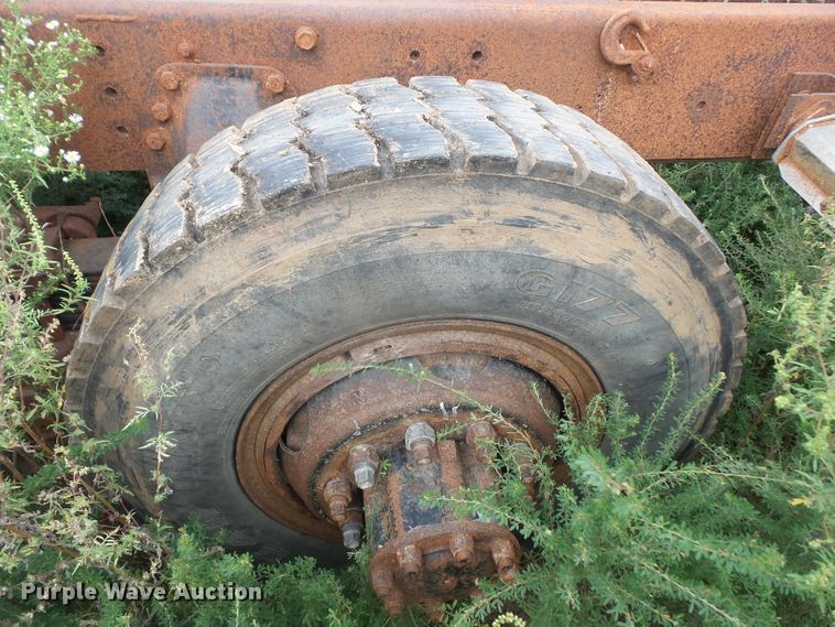 image for item DE2425 1990 International 9400 truck cab and chassis