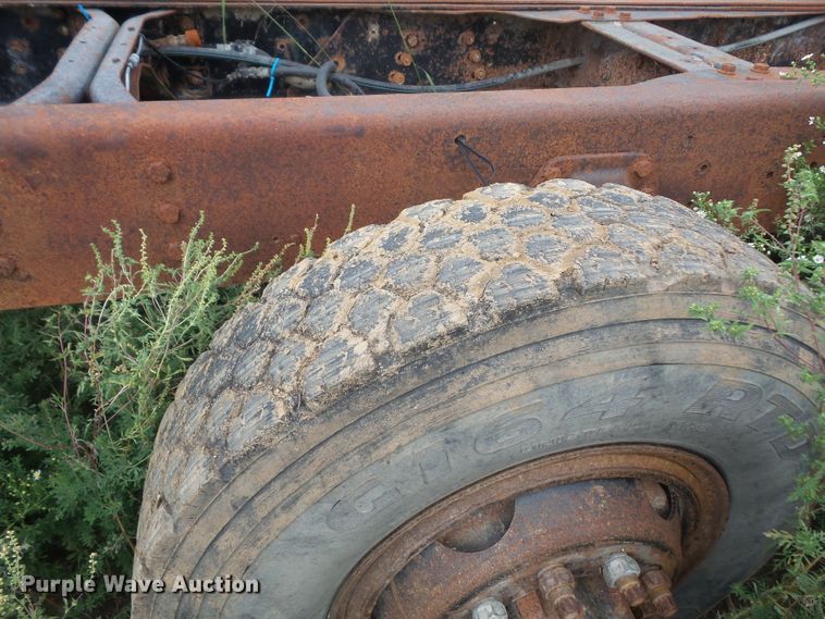 image for item DE2425 1990 International 9400 truck cab and chassis