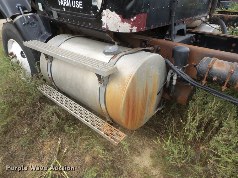 image for item DE2425 1990 International 9400 truck cab and chassis