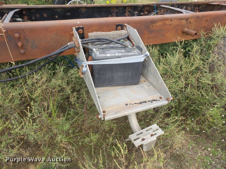 image for item DE2425 1990 International 9400 truck cab and chassis