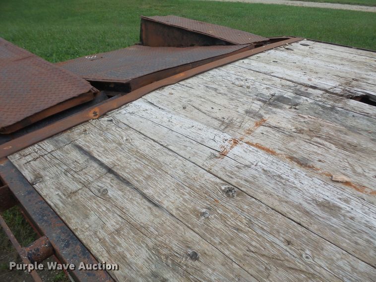 image for item DE2427 2006 Lamar equipment trailer